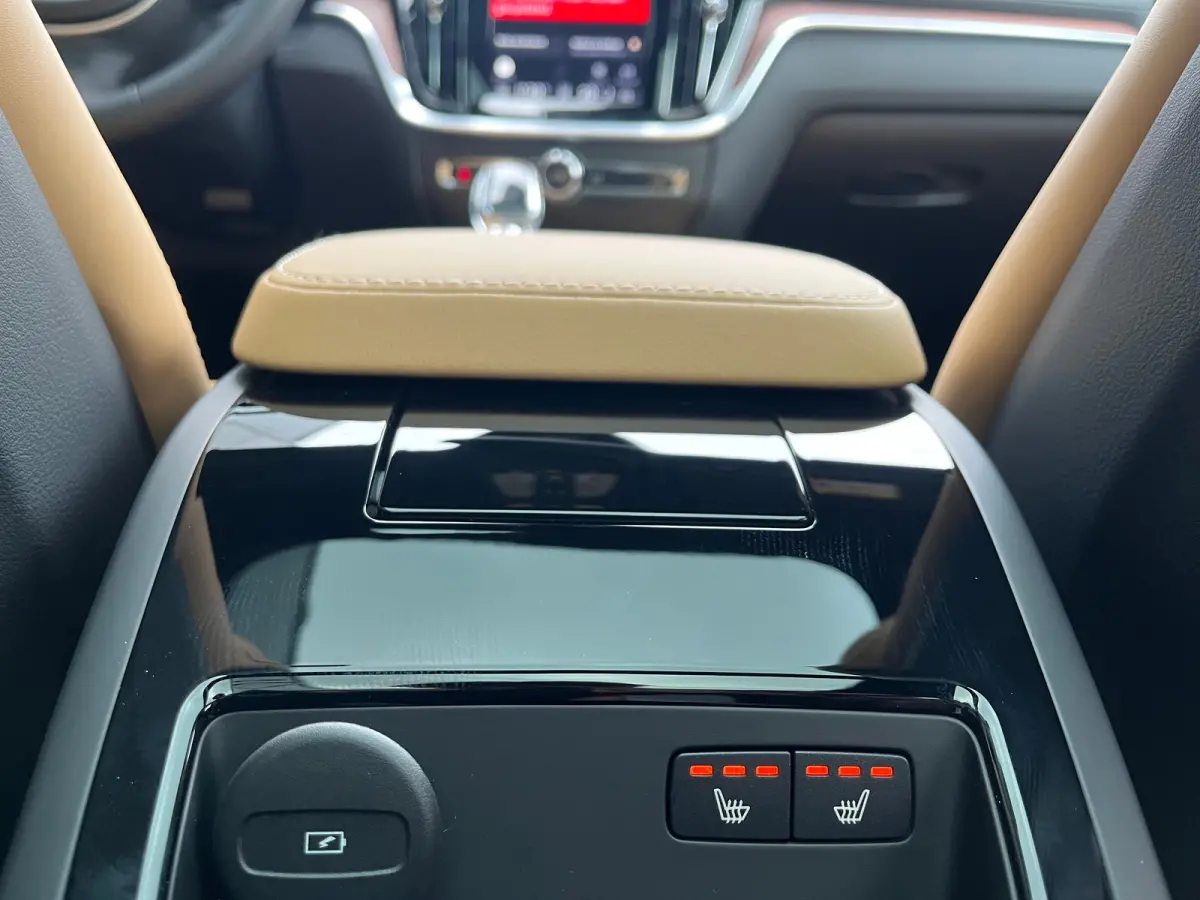 T6 Plug-In Hybrid Ultra Dark | Bowers & Wilkins | Stoelmassage | Pano | 360 camera | Gelamineerd glas | Nappa leder |