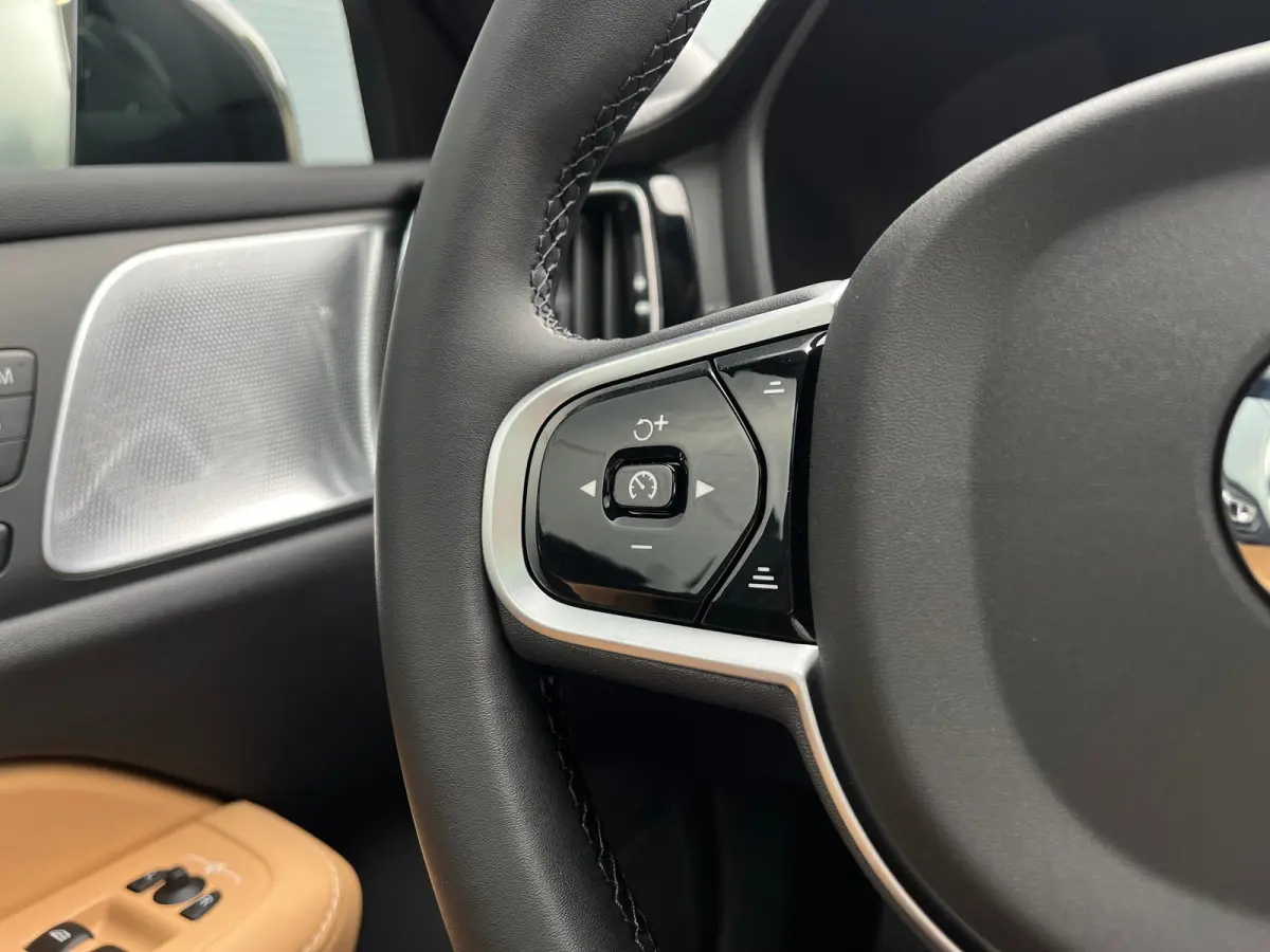 T6 Plug-In Hybrid Ultra Dark | Bowers & Wilkins | Stoelmassage | Pano | 360 camera | Gelamineerd glas | Nappa leder |