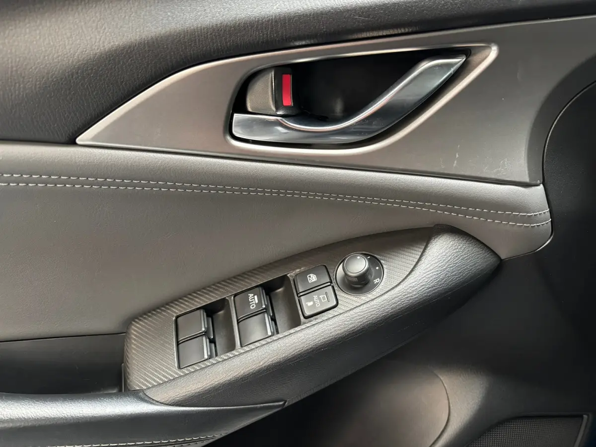 2.0 SkyActiv-G 121 Luxury / Camera / Navigatie