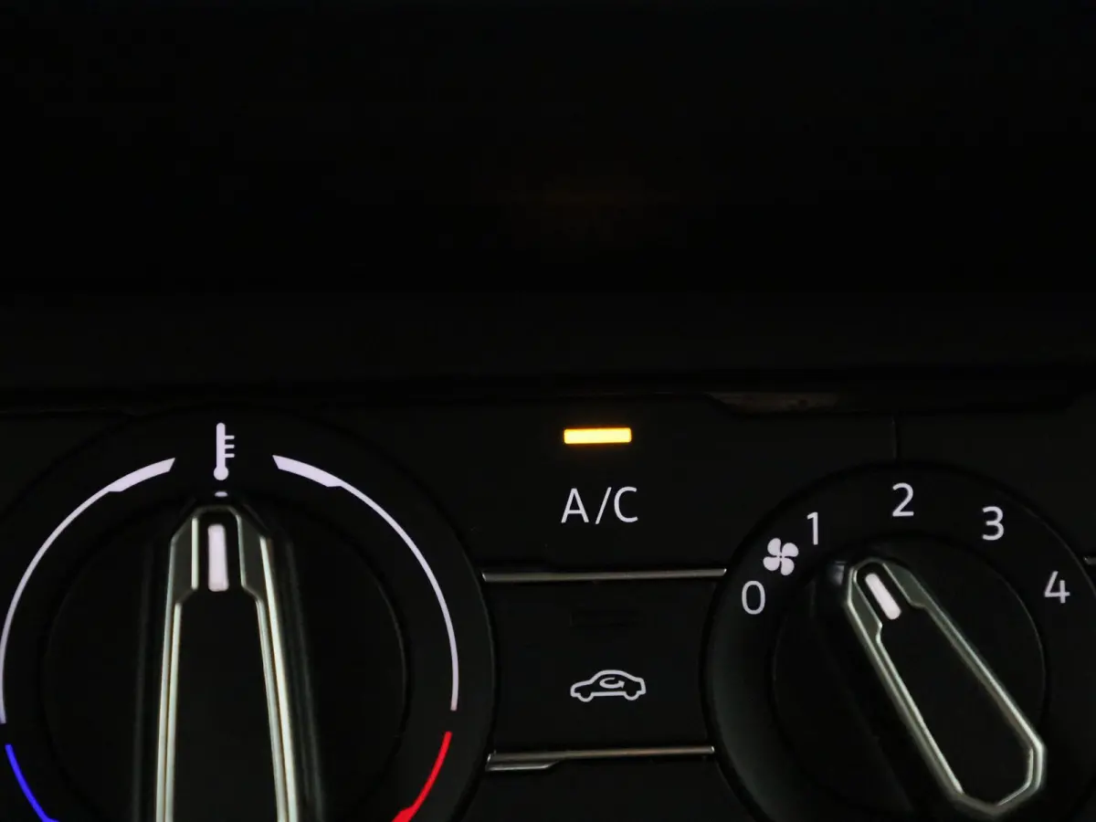 1.0 TSI Life Edition | Draadloze Apple Carplay | Adaptieve cruise control | Lane Assist | Achteruitrij camera | Parkeersensoren Achter | Draadloze telefoonlader  |