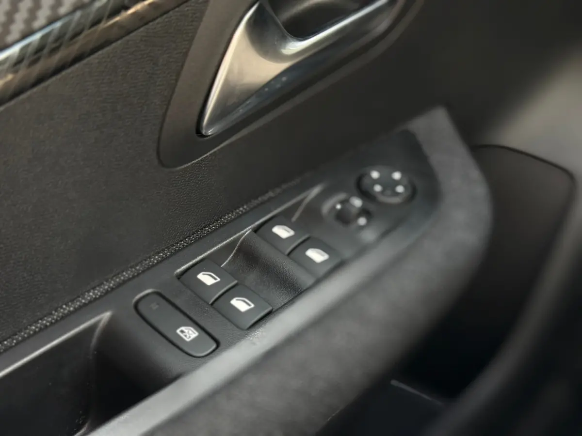 1.2 Hybrid 110 e-DCS6 Rally 8 Jaar garantie | Automaat | Airco | Cruise control | Parkeersensoren achter | Led | Apple carplay & Android auto | Verkeersbord detectie