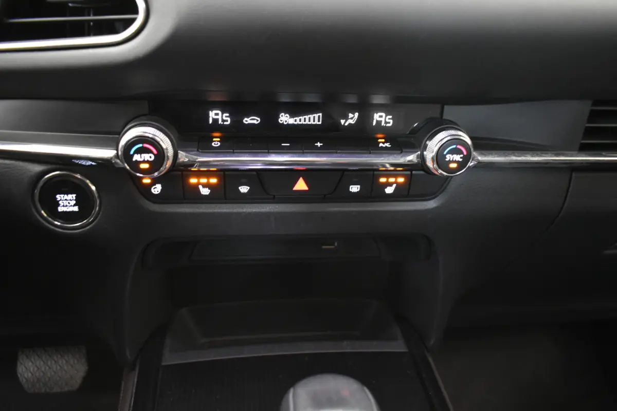 2.0 e-SkyActiv-X M Hybrid Luxury Cam Leer EL aKlep + Stoelen Navi Dhoek Detectie