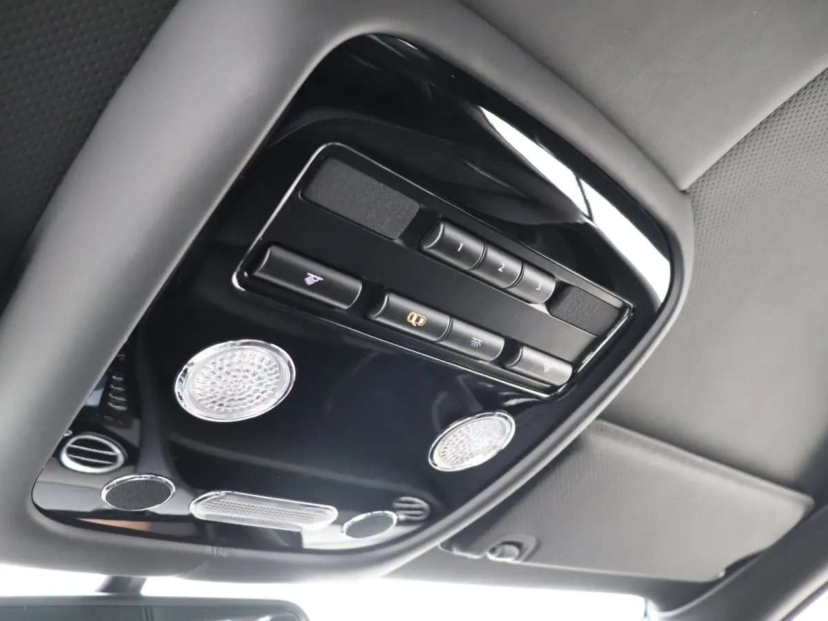 6.0 W12 YOUNGTIMER LEDEREN BEKLEDING / DASHBOARD / HEMEL 20 INCH VELGEN LUCHTVERING MASSAGESTOELEN KEYLESS