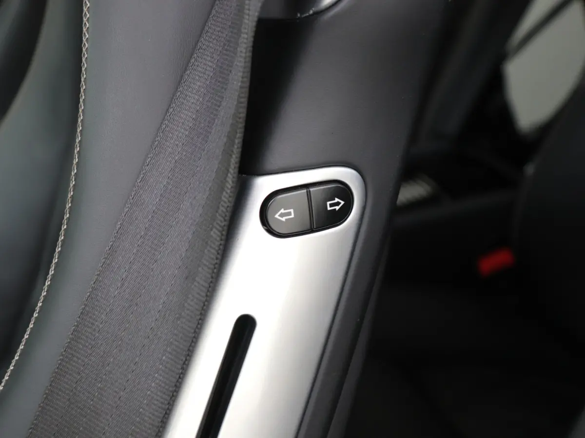 6.0 W12 YOUNGTIMER LEDEREN BEKLEDING / DASHBOARD / HEMEL 20 INCH VELGEN LUCHTVERING MASSAGESTOELEN KEYLESS