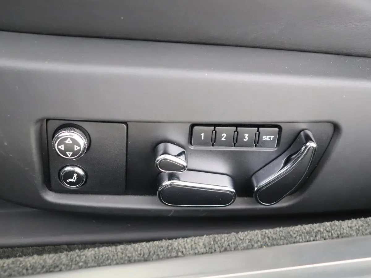 6.0 W12 YOUNGTIMER LEDEREN BEKLEDING / DASHBOARD / HEMEL 20 INCH VELGEN LUCHTVERING MASSAGESTOELEN KEYLESS