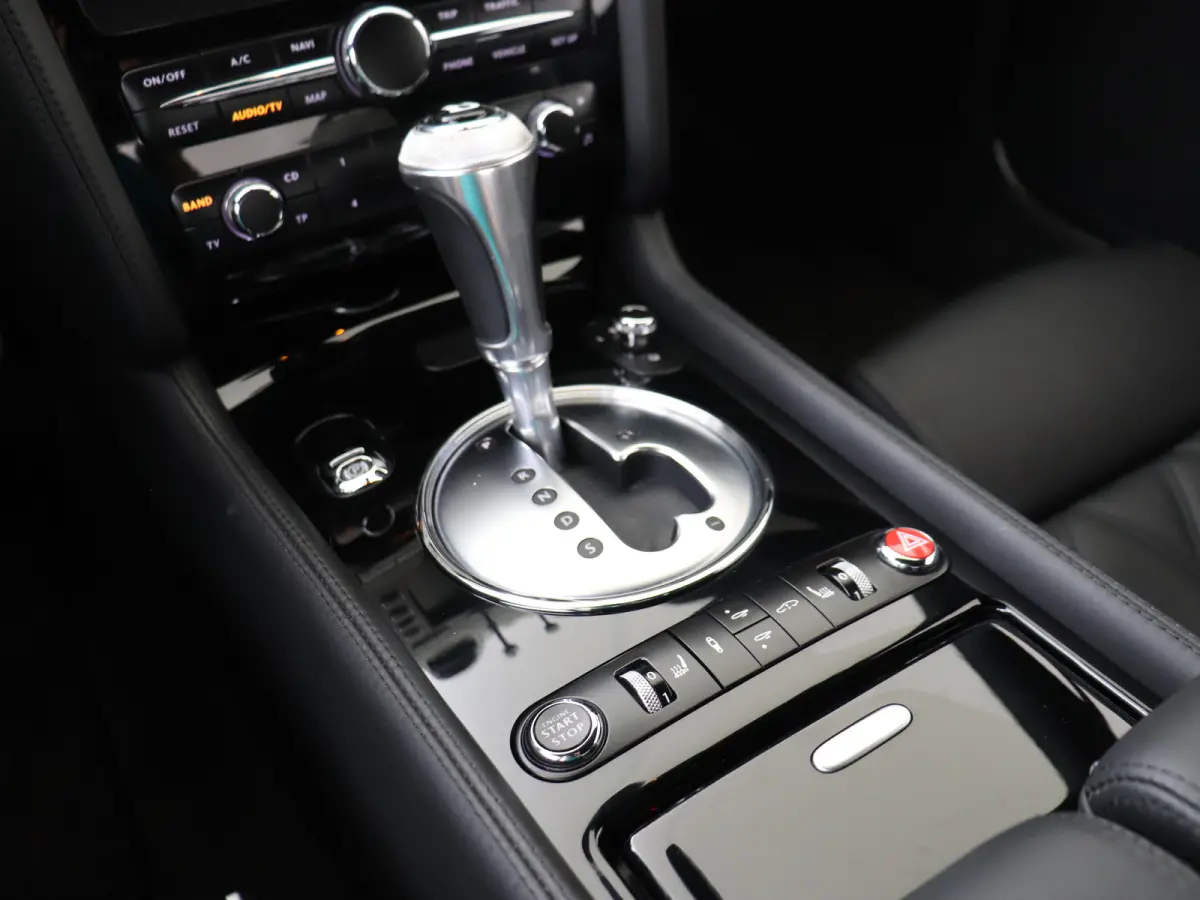 6.0 W12 YOUNGTIMER LEDEREN BEKLEDING / DASHBOARD / HEMEL 20 INCH VELGEN LUCHTVERING MASSAGESTOELEN KEYLESS
