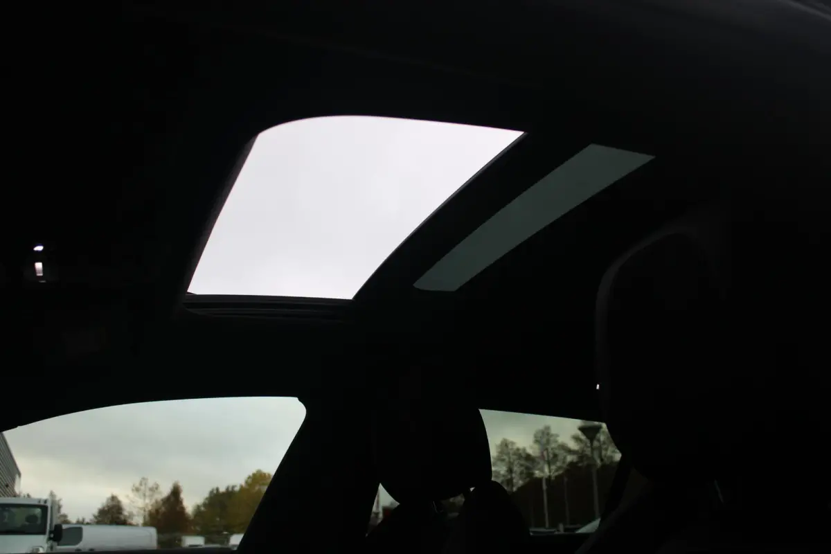 PSE 1.6 HYbrid 360PK AWD | PANORAMISCH SCHUIF/KANTELDAK | FOCAL® PREMIUM AUDIOSYSTEEM MET 10 SPEAKERS | MATRIX KOPLAMPEN | SFEERVERLICHTING | 360 HD PARKEERCAMERA'S | VERWARMDE VOORRUITRAND