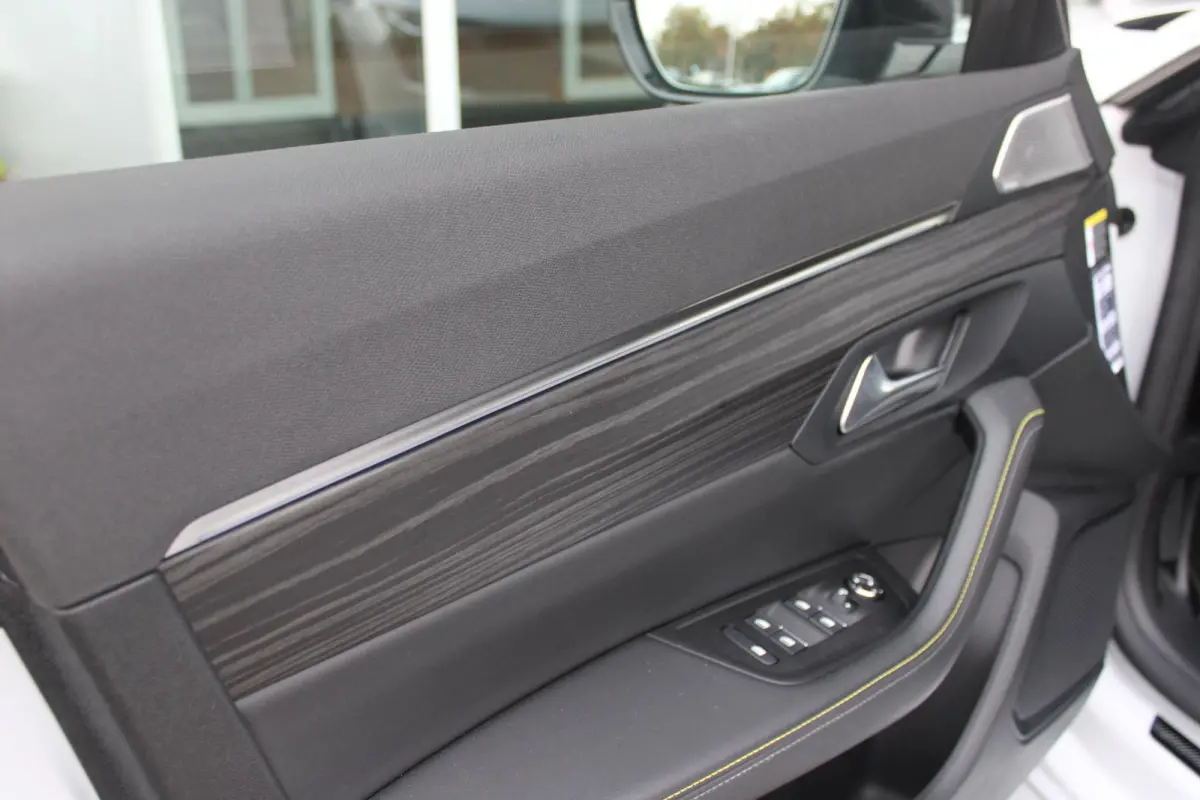 PSE 1.6 HYbrid 360PK AWD | PANORAMISCH SCHUIF/KANTELDAK | FOCAL® PREMIUM AUDIOSYSTEEM MET 10 SPEAKERS | MATRIX KOPLAMPEN | SFEERVERLICHTING | 360 HD PARKEERCAMERA'S | VERWARMDE VOORRUITRAND