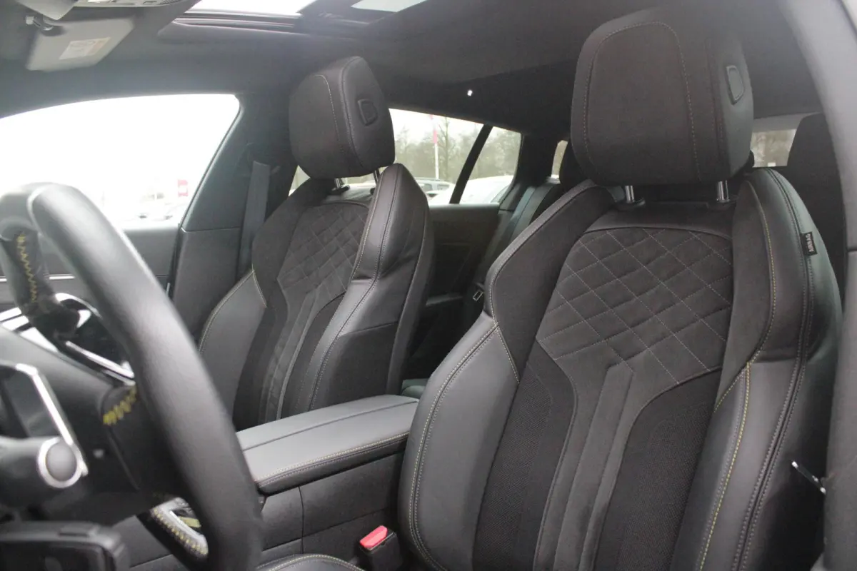 PSE 1.6 HYbrid 360PK AWD | PANORAMISCH SCHUIF/KANTELDAK | FOCAL® PREMIUM AUDIOSYSTEEM MET 10 SPEAKERS | MATRIX KOPLAMPEN | SFEERVERLICHTING | 360 HD PARKEERCAMERA'S | VERWARMDE VOORRUITRAND