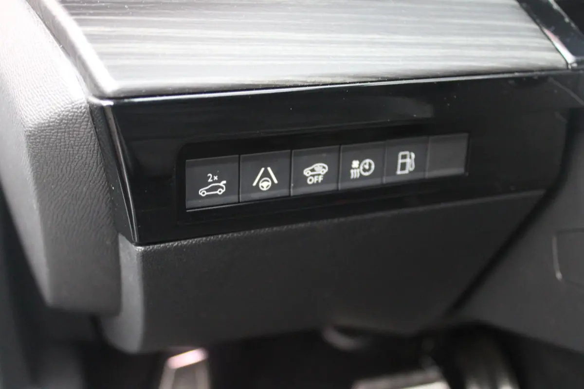 PSE 1.6 HYbrid 360PK AWD | PANORAMISCH SCHUIF/KANTELDAK | FOCAL® PREMIUM AUDIOSYSTEEM MET 10 SPEAKERS | MATRIX KOPLAMPEN | SFEERVERLICHTING | 360 HD PARKEERCAMERA'S | VERWARMDE VOORRUITRAND