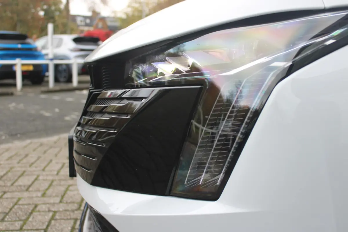 PSE 1.6 HYbrid 360PK AWD | PANORAMISCH SCHUIF/KANTELDAK | FOCAL® PREMIUM AUDIOSYSTEEM MET 10 SPEAKERS | MATRIX KOPLAMPEN | SFEERVERLICHTING | 360 HD PARKEERCAMERA'S | VERWARMDE VOORRUITRAND