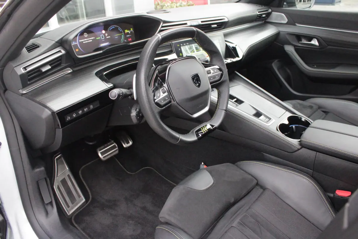 PSE 1.6 HYbrid 360PK AWD | PANORAMISCH SCHUIF/KANTELDAK | FOCAL® PREMIUM AUDIOSYSTEEM MET 10 SPEAKERS | MATRIX KOPLAMPEN | SFEERVERLICHTING | 360 HD PARKEERCAMERA'S | VERWARMDE VOORRUITRAND