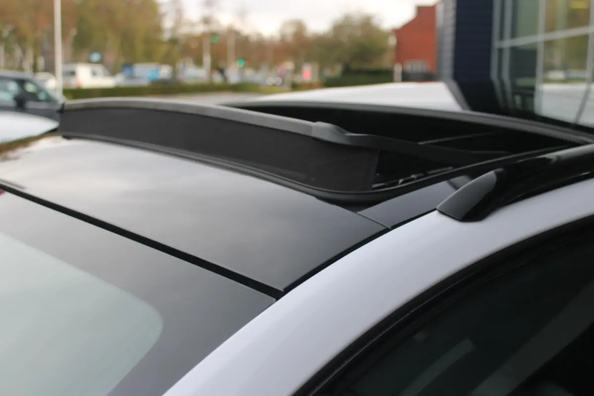 PSE 1.6 HYbrid 360PK AWD | PANORAMISCH SCHUIF/KANTELDAK | FOCAL® PREMIUM AUDIOSYSTEEM MET 10 SPEAKERS | MATRIX KOPLAMPEN | SFEERVERLICHTING | 360 HD PARKEERCAMERA'S | VERWARMDE VOORRUITRAND