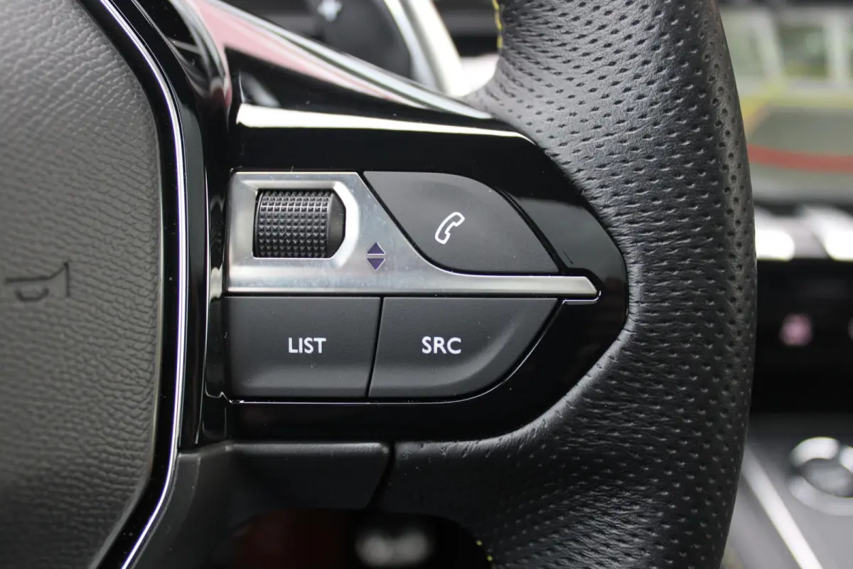 PSE 1.6 HYbrid 360PK AWD | PANORAMISCH SCHUIF/KANTELDAK | FOCAL® PREMIUM AUDIOSYSTEEM MET 10 SPEAKERS | MATRIX KOPLAMPEN | SFEERVERLICHTING | 360 HD PARKEERCAMERA'S | VERWARMDE VOORRUITRAND