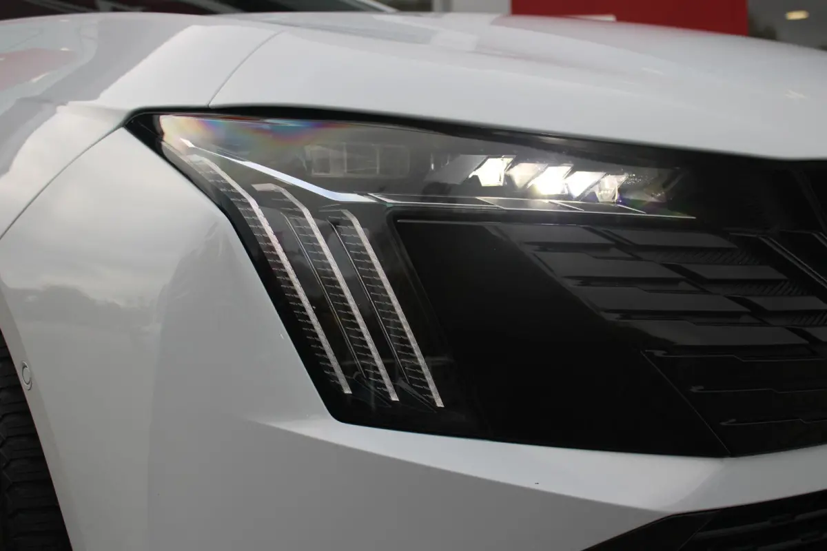 PSE 1.6 HYbrid 360PK AWD | PANORAMISCH SCHUIF/KANTELDAK | FOCAL® PREMIUM AUDIOSYSTEEM MET 10 SPEAKERS | MATRIX KOPLAMPEN | SFEERVERLICHTING | 360 HD PARKEERCAMERA'S | VERWARMDE VOORRUITRAND