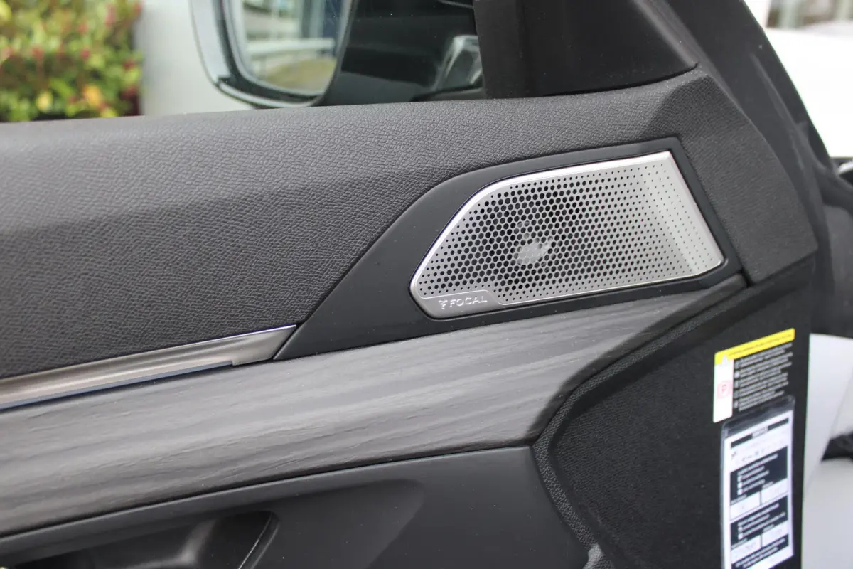 PSE 1.6 HYbrid 360PK AWD | PANORAMISCH SCHUIF/KANTELDAK | FOCAL® PREMIUM AUDIOSYSTEEM MET 10 SPEAKERS | MATRIX KOPLAMPEN | SFEERVERLICHTING | 360 HD PARKEERCAMERA'S | VERWARMDE VOORRUITRAND