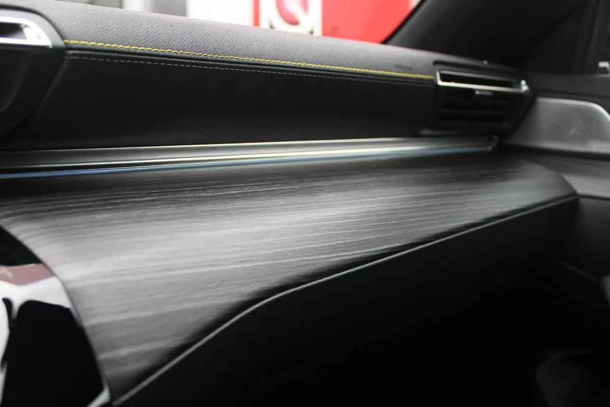 PSE 1.6 HYbrid 360PK AWD | PANORAMISCH SCHUIF/KANTELDAK | FOCAL® PREMIUM AUDIOSYSTEEM MET 10 SPEAKERS | MATRIX KOPLAMPEN | SFEERVERLICHTING | 360 HD PARKEERCAMERA'S | VERWARMDE VOORRUITRAND