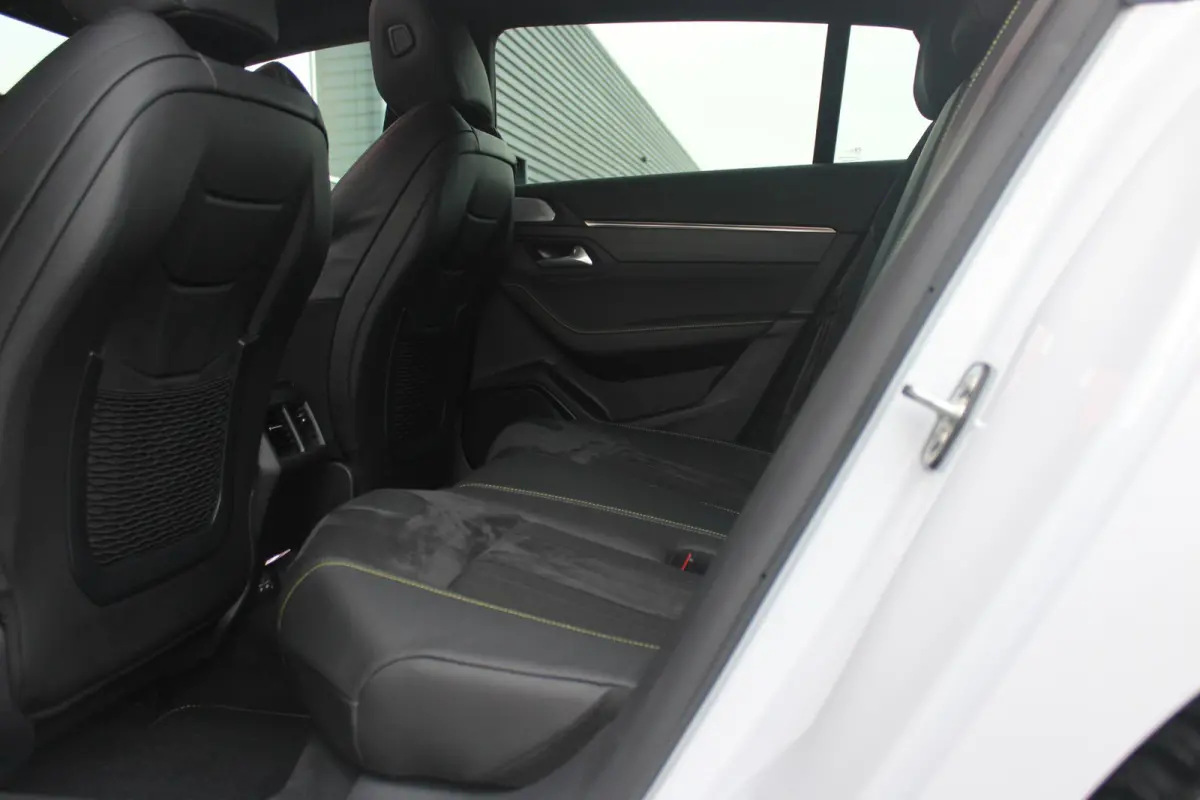 PSE 1.6 HYbrid 360PK AWD | PANORAMISCH SCHUIF/KANTELDAK | FOCAL® PREMIUM AUDIOSYSTEEM MET 10 SPEAKERS | MATRIX KOPLAMPEN | SFEERVERLICHTING | 360 HD PARKEERCAMERA'S | VERWARMDE VOORRUITRAND