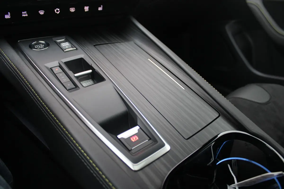 PSE 1.6 HYbrid 360PK AWD | PANORAMISCH SCHUIF/KANTELDAK | FOCAL® PREMIUM AUDIOSYSTEEM MET 10 SPEAKERS | MATRIX KOPLAMPEN | SFEERVERLICHTING | 360 HD PARKEERCAMERA'S | VERWARMDE VOORRUITRAND