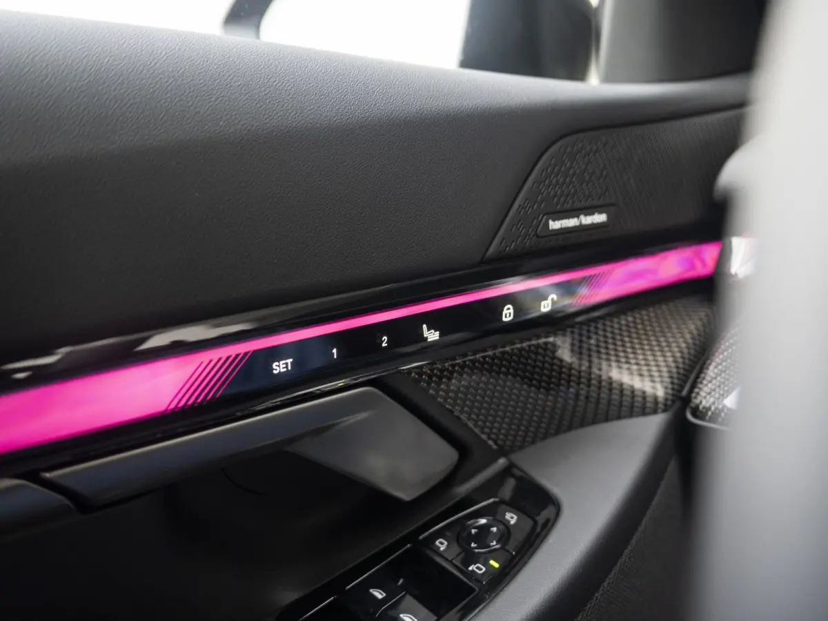520i | M Sportpakket | Innovation Pack | Verwarmd Stuurwiel | Comfort Access | Panoramadak | Stoelverwarming | Harman-Kardon | Trekhaak