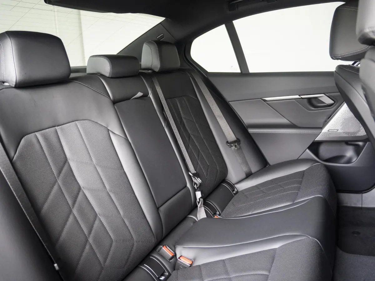 520i | M Sportpakket | Innovation Pack | Verwarmd Stuurwiel | Comfort Access | Panoramadak | Stoelverwarming | Harman-Kardon | Trekhaak