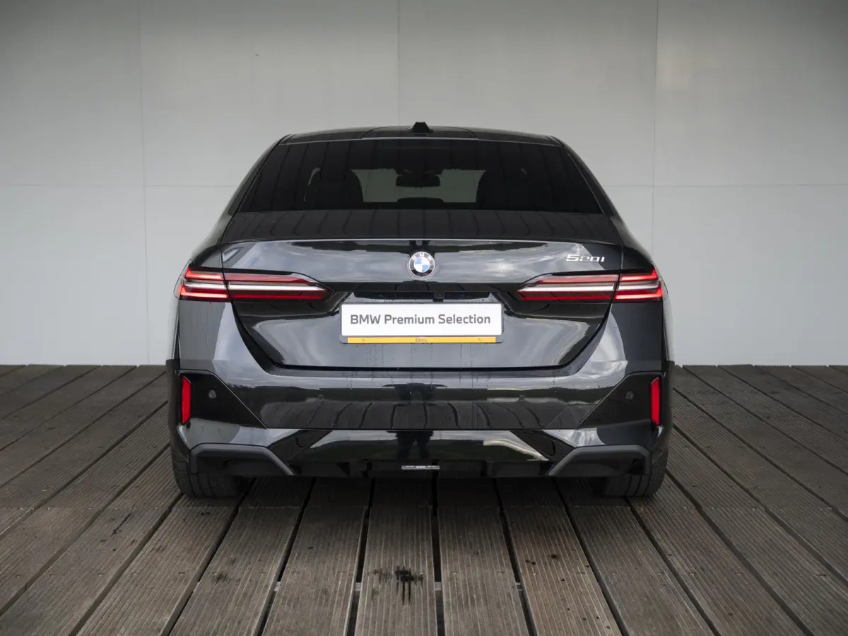 520i | M Sportpakket | Innovation Pack | Verwarmd Stuurwiel | Comfort Access | Panoramadak | Stoelverwarming | Harman-Kardon | Trekhaak