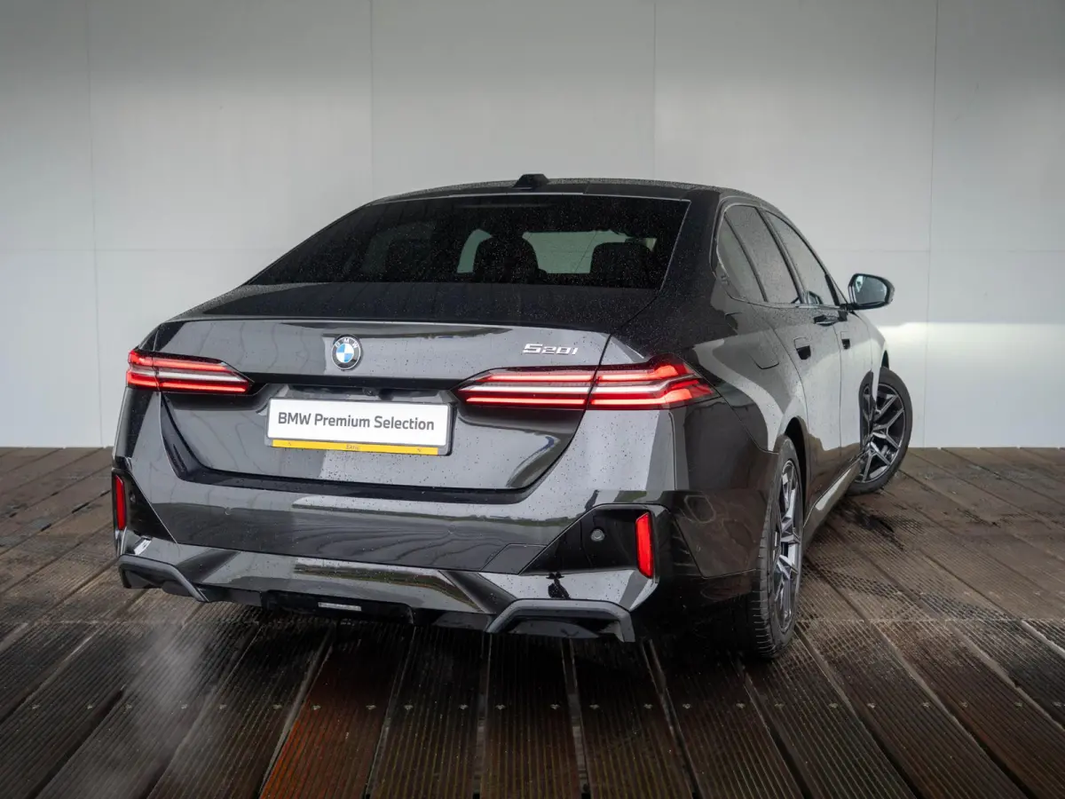 520i | M Sportpakket | Innovation Pack | Verwarmd Stuurwiel | Comfort Access | Panoramadak | Stoelverwarming | Harman-Kardon | Trekhaak