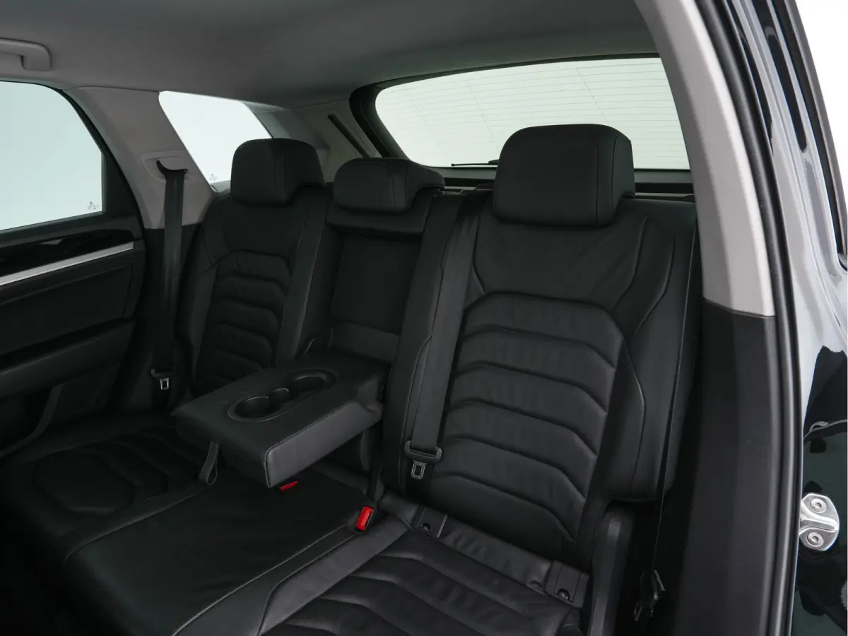 3.0 TDI R-Line (INCL-BTW) Aut. *LEATHER | FULL-LED | BLIND-SPOT | HEATED-COMFORTSEATS | AIR-SUSPENSION | KEYLESS | CAMERA | NAVI-FULLMAP | PRIVACY-GLASS | ADAPTIVE-CRUISE |  SHIFT-PADDLES | 