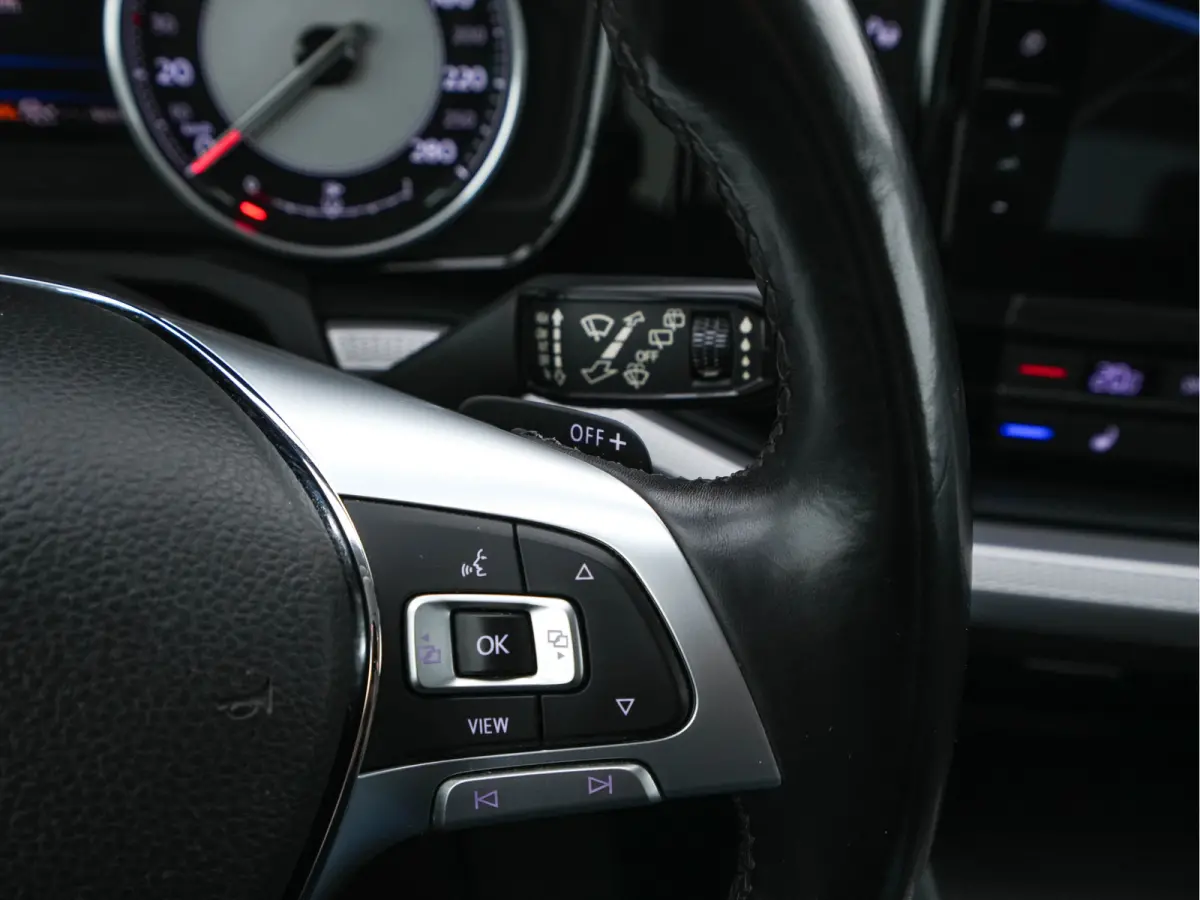 3.0 TDI R-Line (INCL-BTW) Aut. *LEATHER | FULL-LED | BLIND-SPOT | HEATED-COMFORTSEATS | AIR-SUSPENSION | KEYLESS | CAMERA | NAVI-FULLMAP | PRIVACY-GLASS | ADAPTIVE-CRUISE |  SHIFT-PADDLES | 