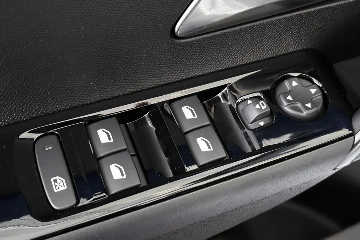 1.2 Turbo Hybrid HF Line / Full Operationele Lease €565,- ex btw!