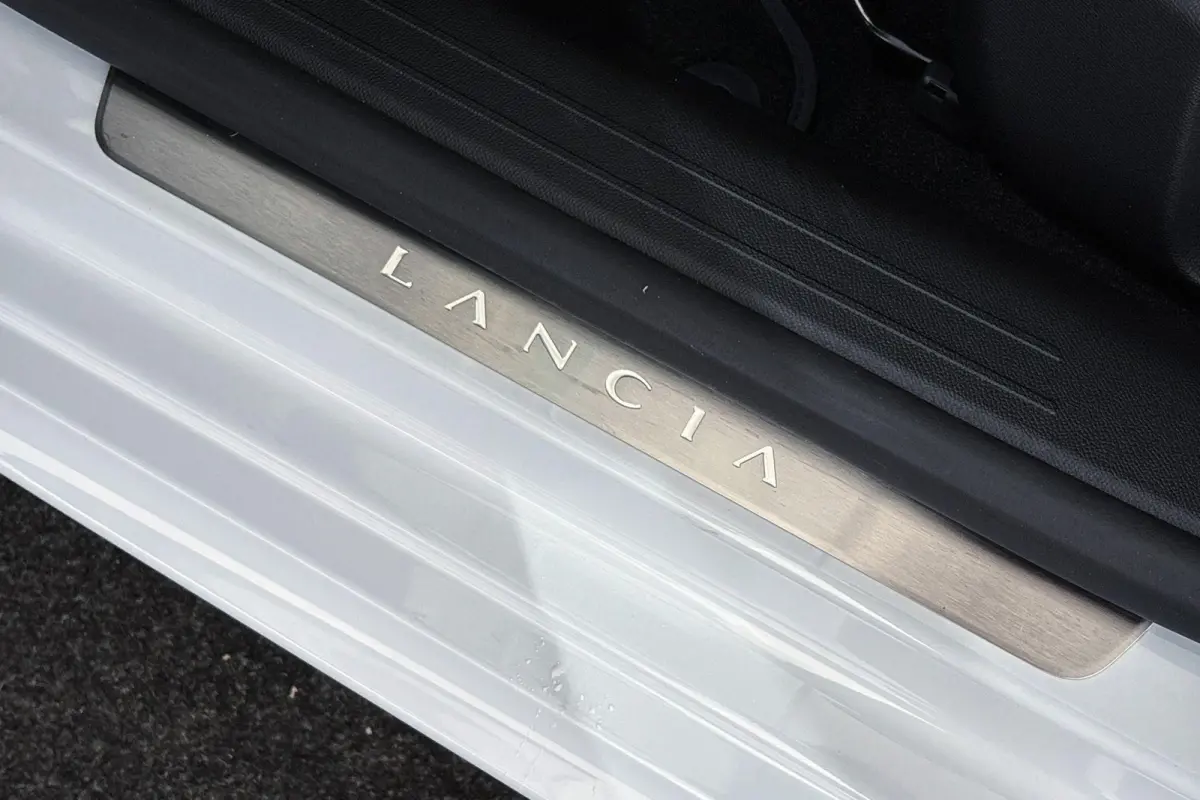 1.2 Turbo Hybrid HF Line / Full Operationele Lease €565,- ex btw!