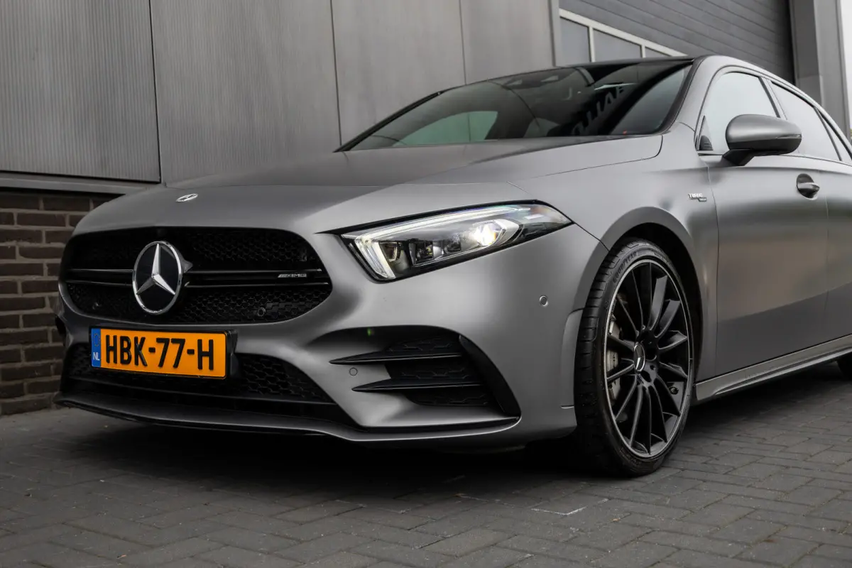 AMG 35 4MATIC 306 pk Premium Plus AMG-Pakket / Mat-Grijs/ Pano-Dak/ Camera/ Keyless/ Wide-Screen/ Sfeer-Verl/ Sport-Stoelen/ Stoel.Verw/ 19'' LMV