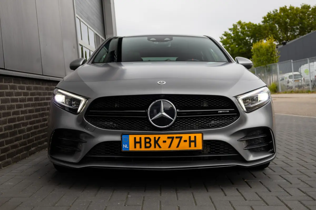 AMG 35 4MATIC 306 pk Premium Plus AMG-Pakket / Mat-Grijs/ Pano-Dak/ Camera/ Keyless/ Wide-Screen/ Sfeer-Verl/ Sport-Stoelen/ Stoel.Verw/ 19'' LMV