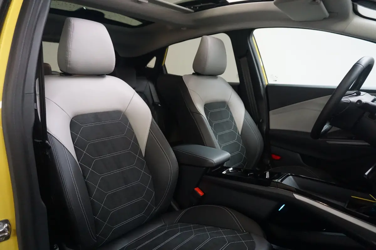Premium 44 kWh | Ford Voorraad, Snel Leverbaar! | Driver Assistance Pack | Winter Pack | Panoramadak | 19 Inch |