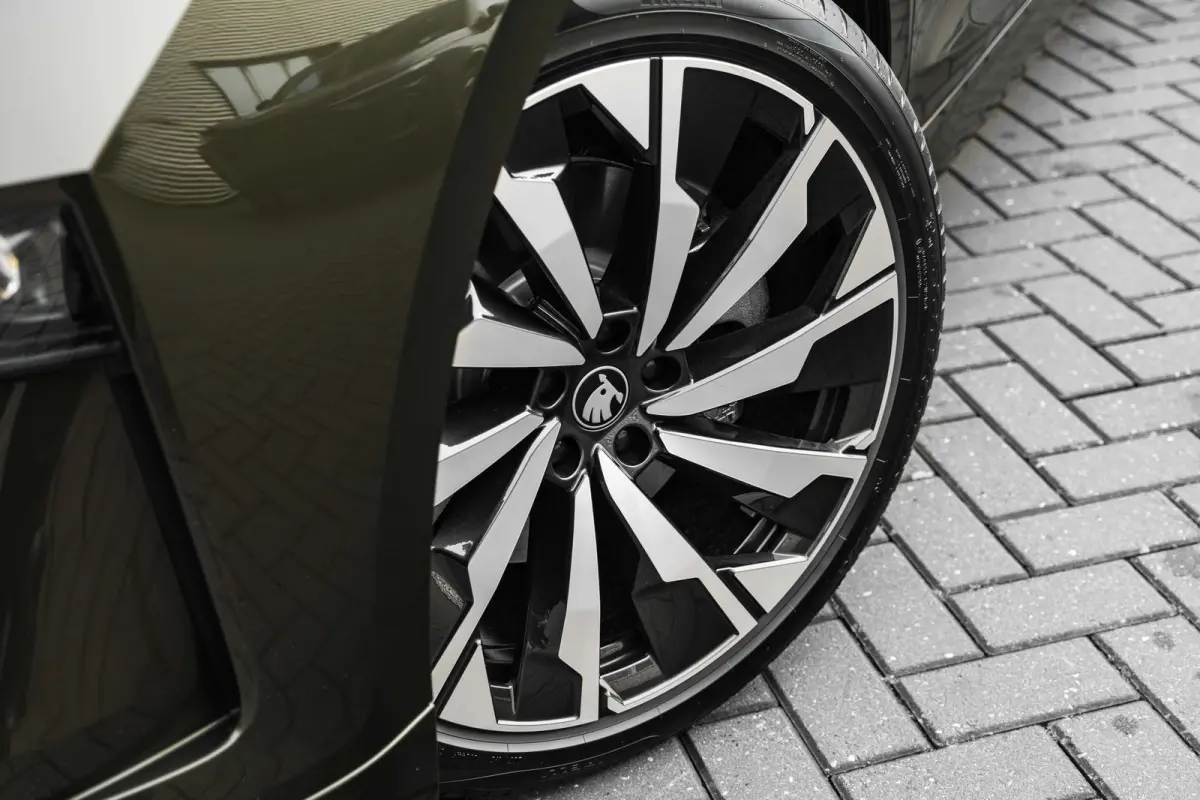 Sportline | Chrome interieur accenten | Driving mode select | LED interieurverlichting inclusief sfeerverlichting