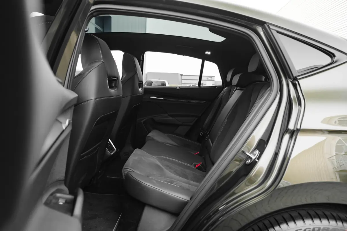 Sportline | Chrome interieur accenten | Driving mode select | LED interieurverlichting inclusief sfeerverlichting