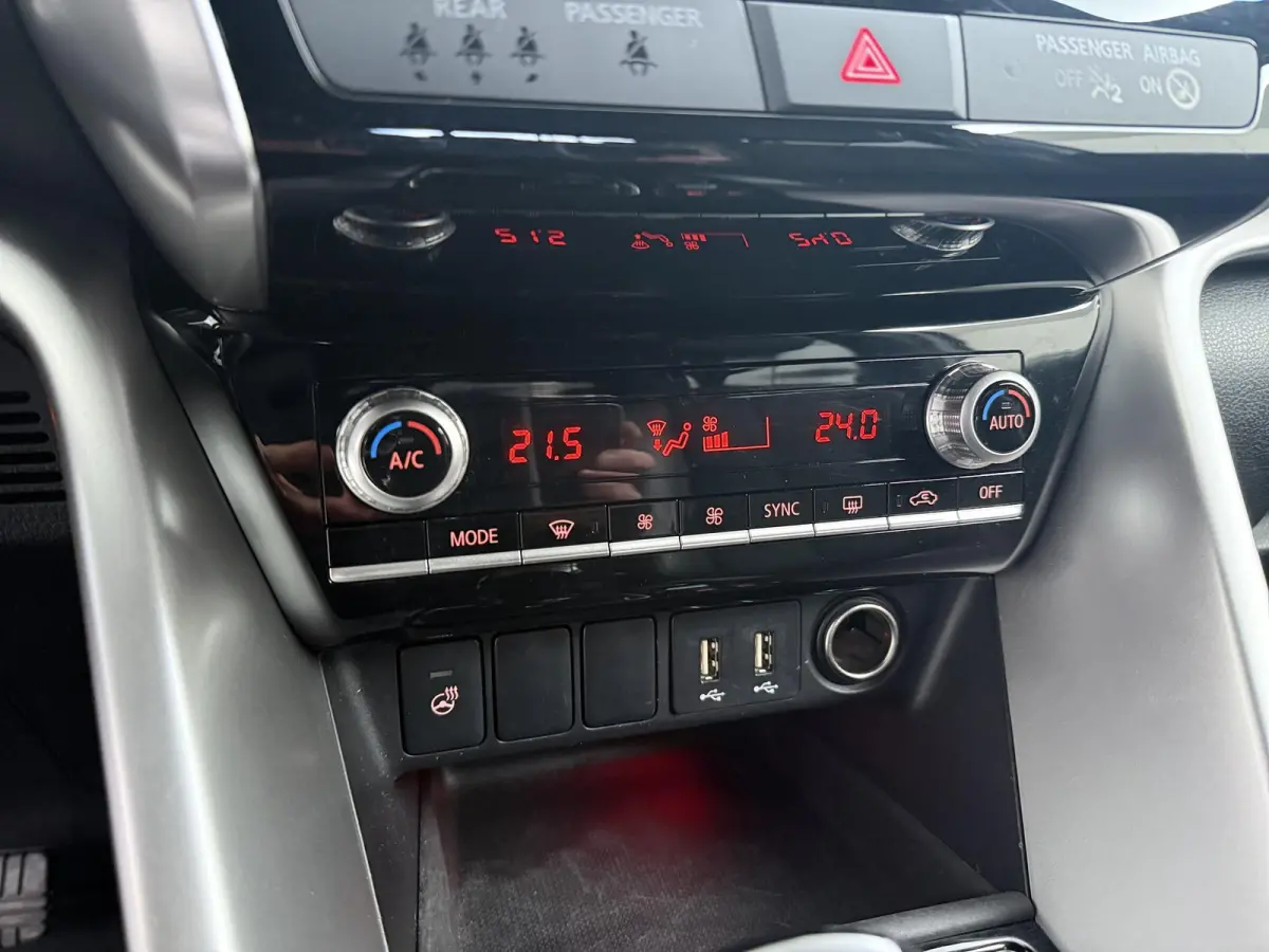 Plus Select Hybrid 4WD | Stuur-, voorruit & Stoelverw. (voor+achter) | Half leder |