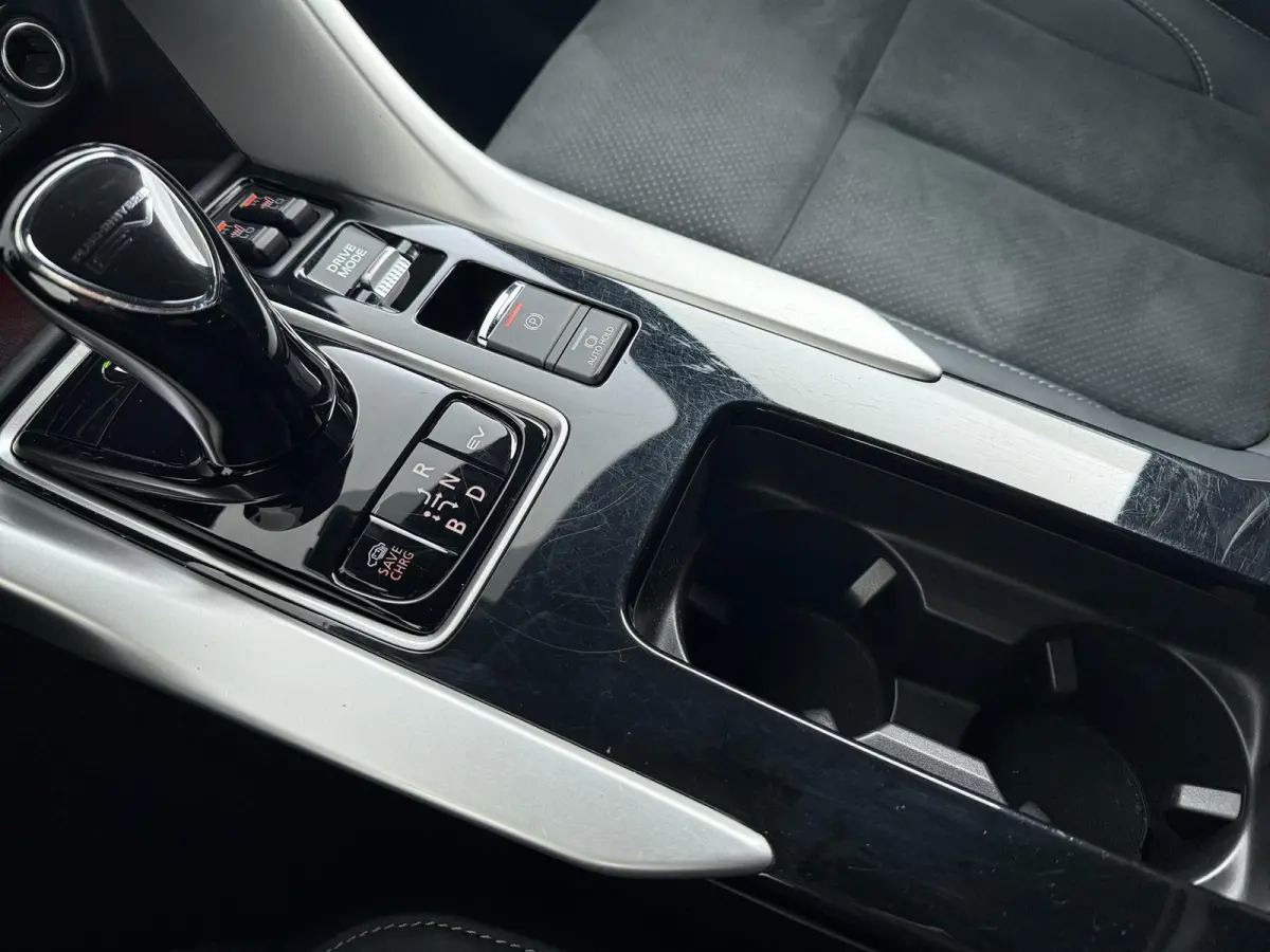Plus Select Hybrid 4WD | Stuur-, voorruit & Stoelverw. (voor+achter) | Half leder |
