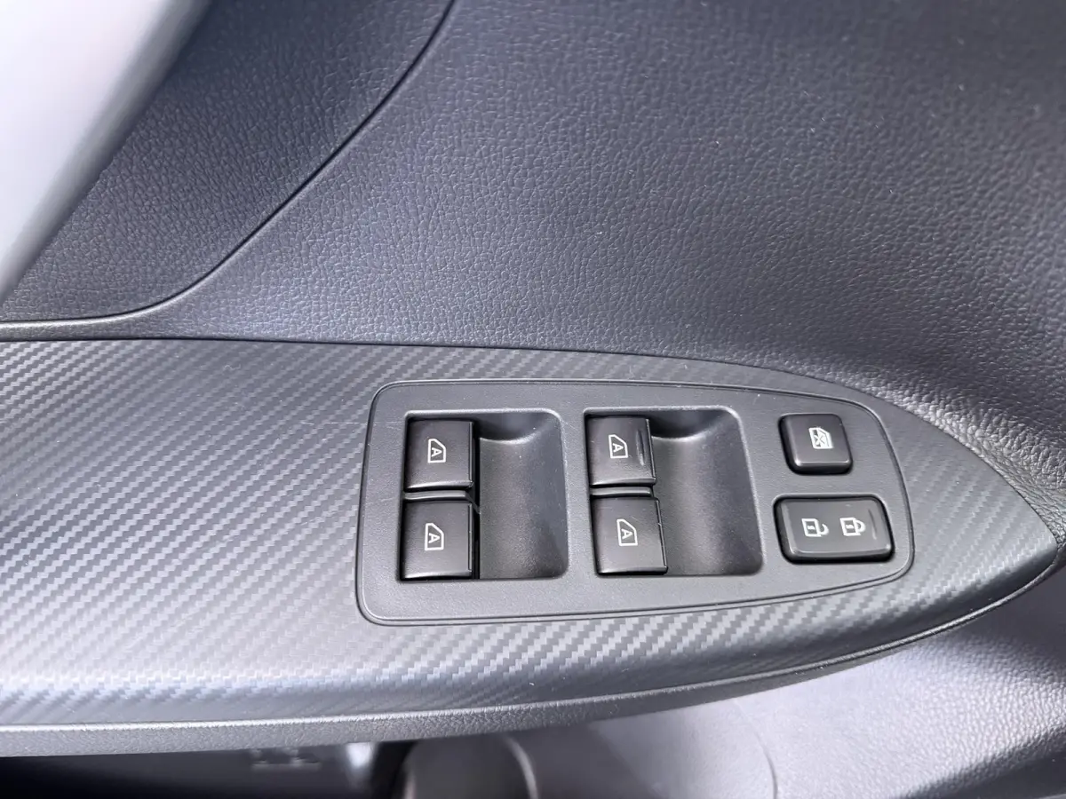 Plus Select Hybrid 4WD | Stuur-, voorruit & Stoelverw. (voor+achter) | Half leder |