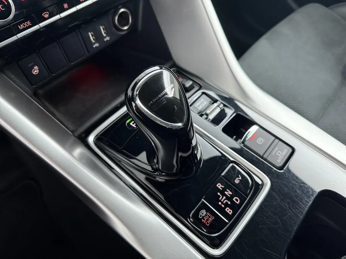 Plus Select Hybrid 4WD | Stuur-, voorruit & Stoelverw. (voor+achter) | Half leder |