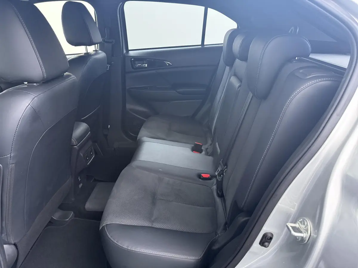 Plus Select Hybrid 4WD | Stuur-, voorruit & Stoelverw. (voor+achter) | Half leder |