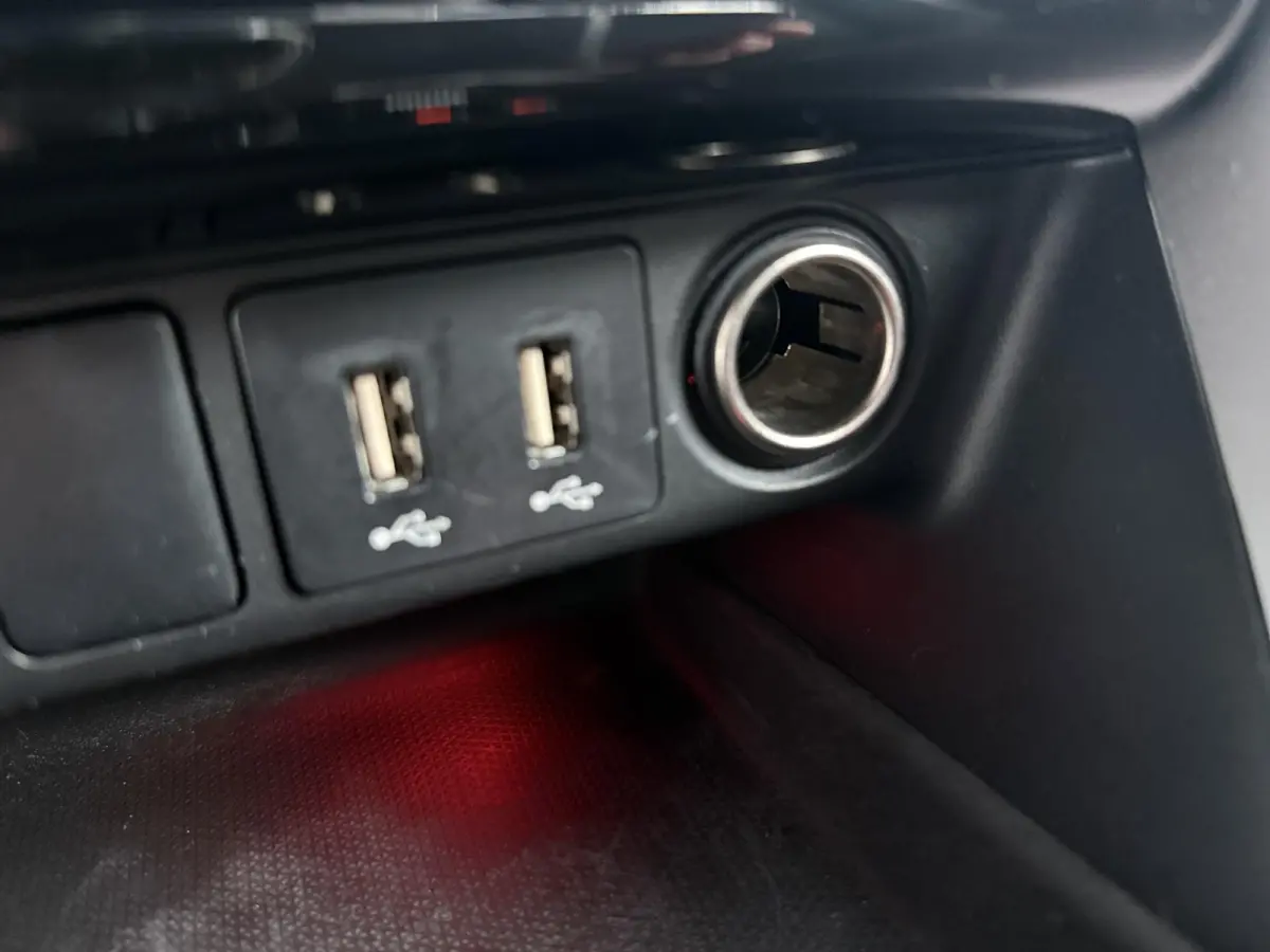 Plus Select Hybrid 4WD | Stuur-, voorruit & Stoelverw. (voor+achter) | Half leder |