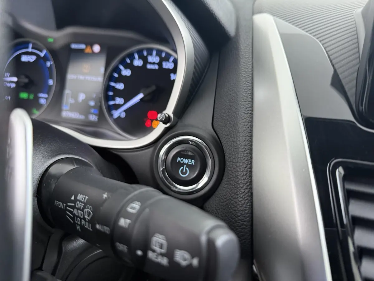 Plus Select Hybrid 4WD | Stuur-, voorruit & Stoelverw. (voor+achter) | Half leder |