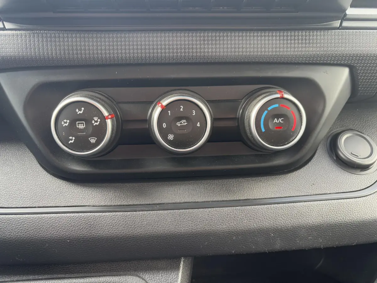 2.0 dCi 110 T30 L2H1*A/C*CRUISE*NAV*HAAK*3PERS*TEL