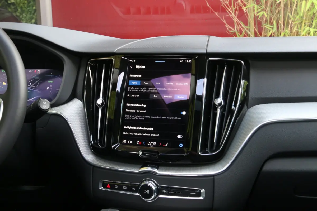 2.0 T6 Plug-in hybrid AWD Plus Dark | Trekhaak | 360 Camera | Panoramadak | Memory | Pilot Assist