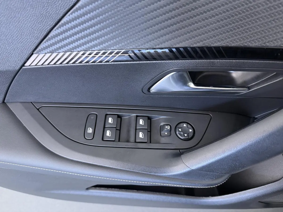 1.2 Hybrid 136 Allure | Automaat | Camera | Apple CarPlay | Navi |