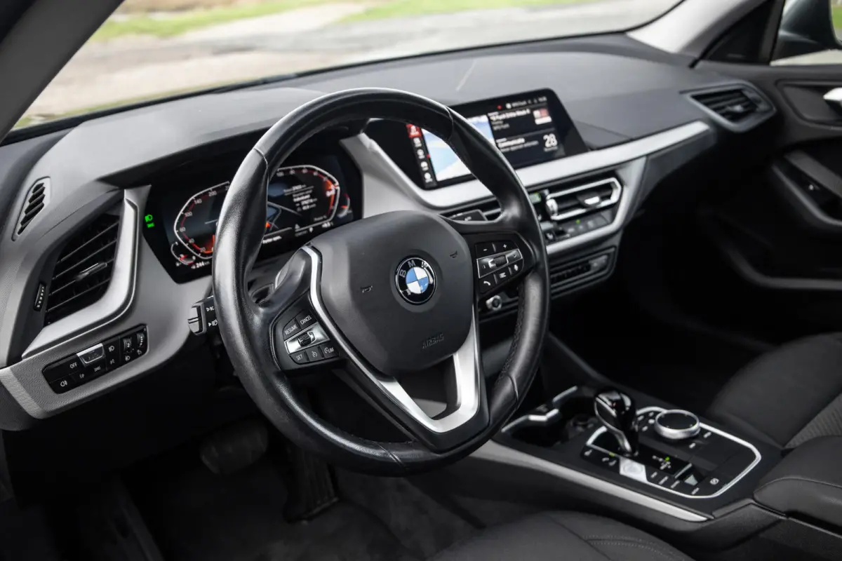 218i Introduction Edition NAVI / CARPLAY / LED / AUTOMAAT / N.A.P
