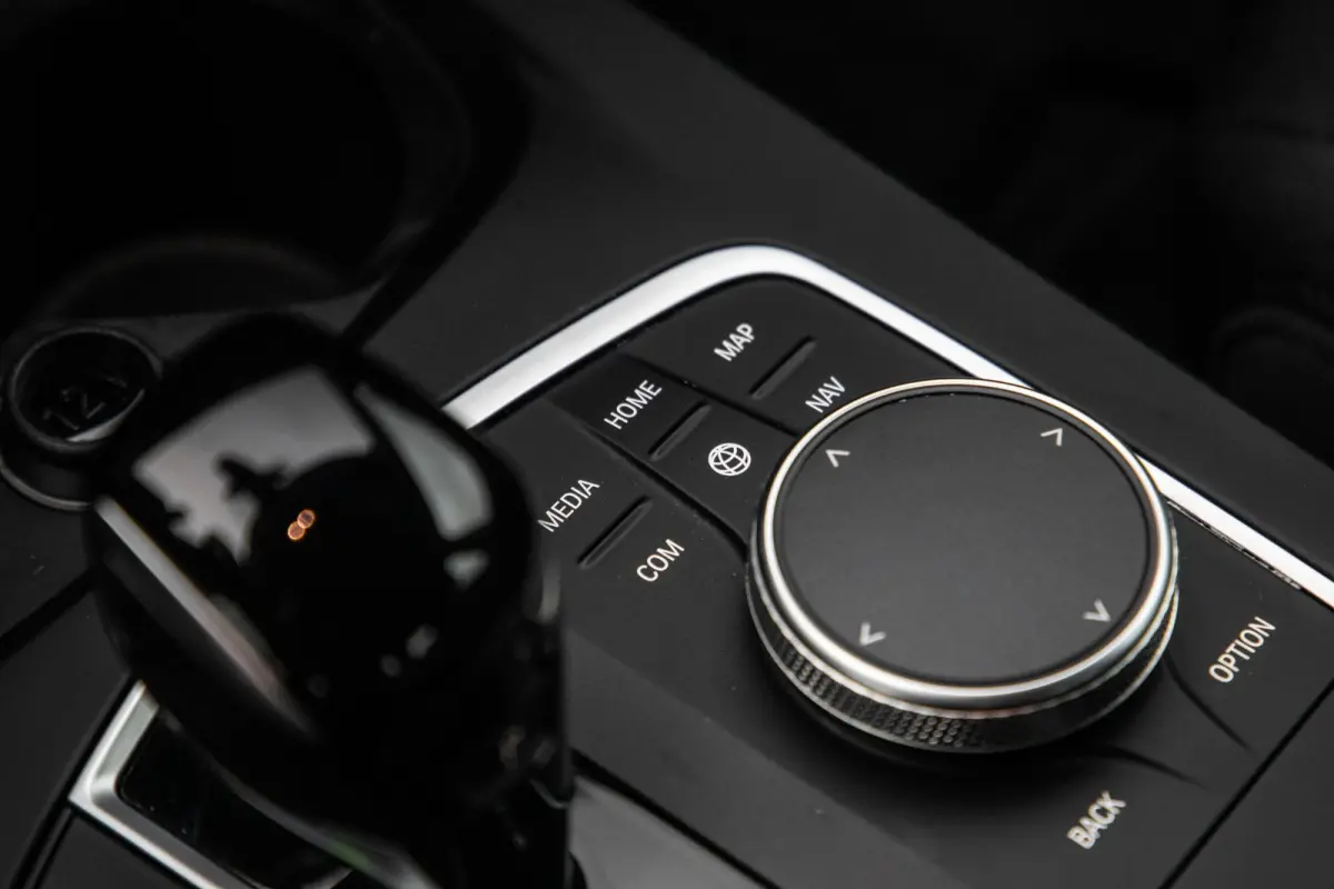 218i Introduction Edition NAVI / CARPLAY / LED / AUTOMAAT / N.A.P