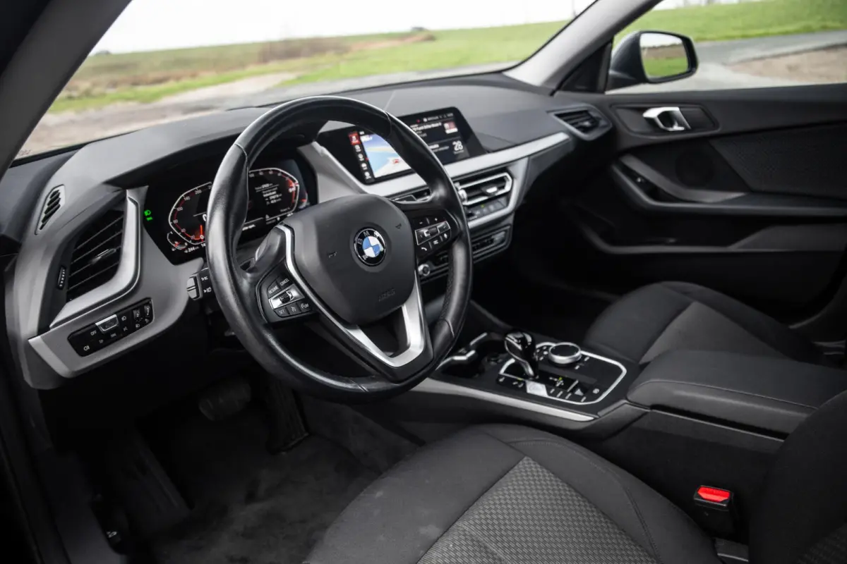 218i Introduction Edition NAVI / CARPLAY / LED / AUTOMAAT / N.A.P
