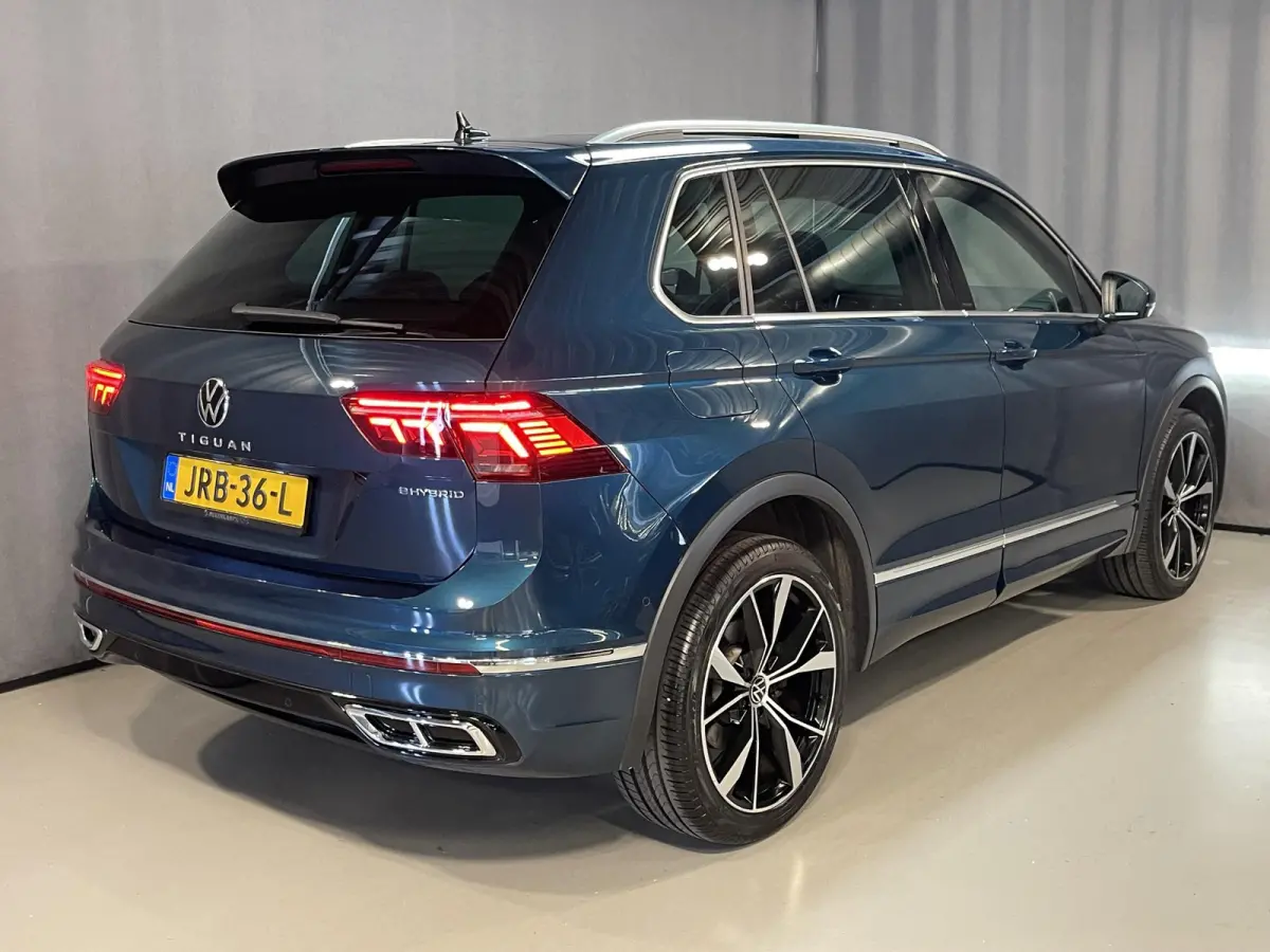 1.4 TSI eHybrid R-Line Business+ FABRIEKSGARANTIE TOT 03-2027 20"/VOL Leder + memory/Panoramadak/360 camera/Elektrische klep/Dodehoek/Stuur + stoelverwarming/IQ Lights/Adaptieve cruise
